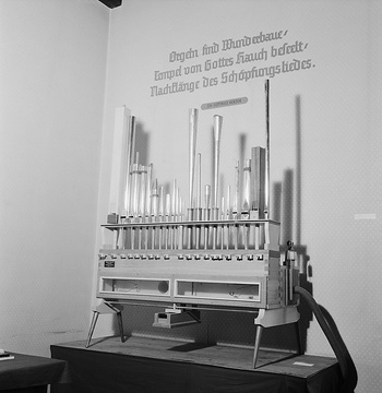 Orgelbau-Ausstellung: verschiedene Orgelpfeifentypen an einem Vorführgerät