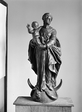 Madonnen-Ausstellung: Muttergottes, auf der Mondsichel stehend; Holzplastik, 18. Jahrhundert