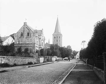 Die Hauptstraße mit Rathaus und St. Pankratius-Kirche