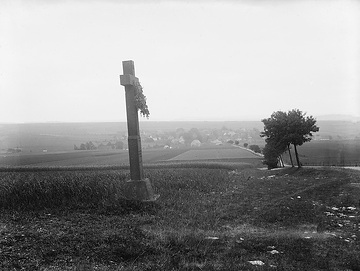 Sandsteinkreuz auf einem Feld bei Drewer
