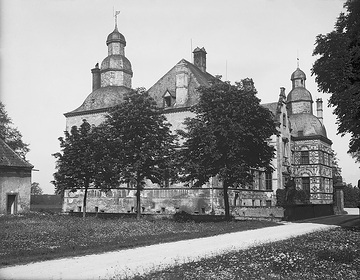 Schloss Overhagen, Hofseite - Bj. 1619, Baumeister Laurenz von Brachum, Lipperenaissance, ab 1962 Gymnasium