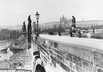 Prag: Blick über die Karlsbrücke zur Burg (undatiert)