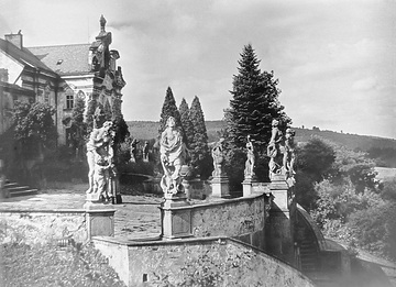 Kuks, Böhmen: Stiftskirche mit Statuen der Seligkeiten, errichtet 1707-1710 (undatiert)