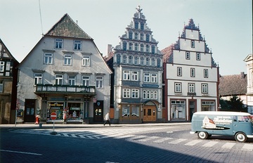 Historische Häuser mit Steingiebeln am Markt, in der Mitte das Alte Bürgermeisterhaus