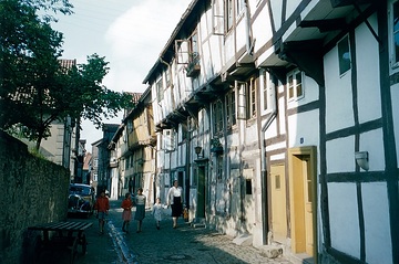 Blick durch die Adolfstraße mit Fachwerktraufenhäusern aus der 2. Hälfte des 17. Jahrhunderts