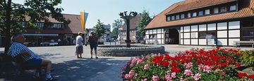 Historischer Ortskern: Der Sälzerplatz mit "Vogelbrunnen" und ehemaliger Sälzerhütte