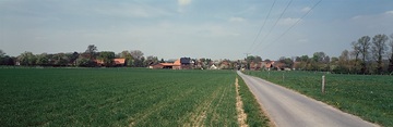 Haufendorf Einecke: Acker- und Weideflur mit Blick auf den Ort
