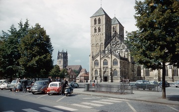 Domplatz und St. Paulus-Dom (südliche Teilansicht) mit Blick zur Liebfrauen-Überwasser-Kirche