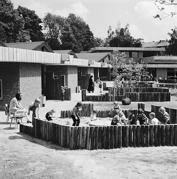 Spielende Kinder auf dem Spielplatz des Kindergartens St. Nikolaus, Pfarrei Liebfrauen-Überwasser