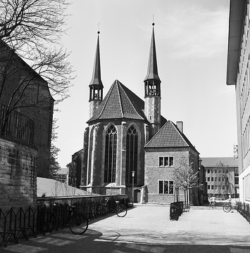 St. Petri-Kirche: Blick vom Jesuitengang auf den Chor, die Kirchtürme und die Sakristei