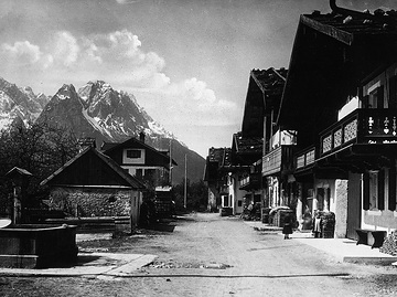 Idyllische Dorfstraße mit Blick auf die Alpen, um 1930?