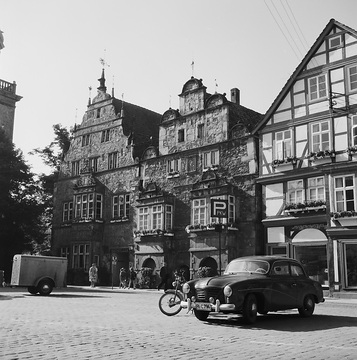 Rinteln-Altstadt, 1961: Südostecke des Marktes mit dem historischen Rathaus (links) und dem Haus Markt 5, errichtet 1659 von dem Universitätsprofessor Anton Henricus Möllenbeck