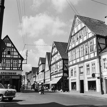 Rinteln-Altstadt, 1961: Weserstraße mit Haus Nr. 18 (vorn rechts), Mündung Wallgasse und Übergang in die Klosterstraße mit den Häusern Nr. 1-2-3 ff., links vorn: Mündung Marktplatz/Weserstraße
