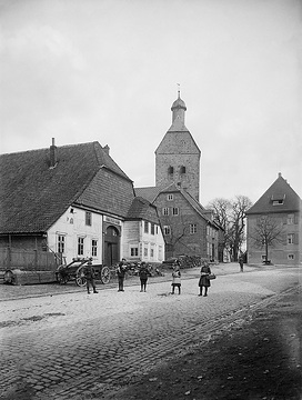 Ackerbürgerhäuser und Turm der St. Kilian-Kirche an der Kassel-Kölner Straße