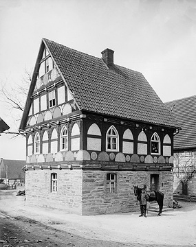 Speicher in Atteln: Fachwerkbau von 1588 mit reicher Rosettenschnitzerei