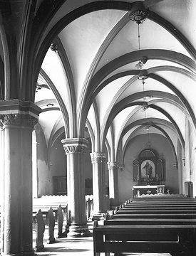 Ehem. Zisterzienserkloster Hardehausen (1140-1803), um 1930?: Doppelschiffiger Kreuzgang mit Altar (seit 1949 kath. Landvolkshochschule Anton Heinen)