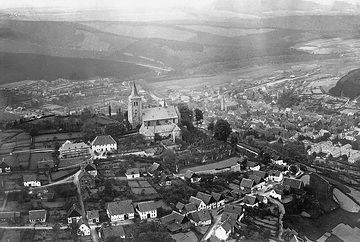 Obermarsberg mit der alten Stiftskirche St. Peter und Paul, Luftbild, um 1930?