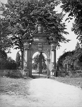Friedhofstor - Portal der 1834 abgebrochenen Kirche des einstigen Kapuzinerklosters