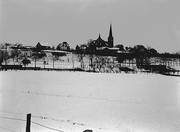 Verschneites Dorf Allagen mit St. Johannes Baptist-Kirche
