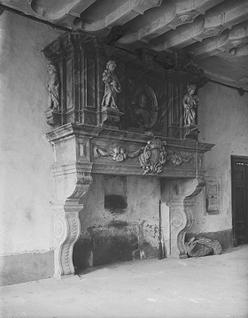Kamin mit reicher Barockornamentik im Haus Nehlen bei Berwicke, um 1930?