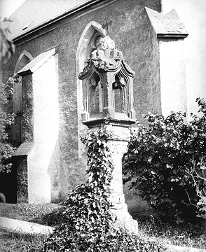 Totenleuchte an der Kirche St. Lambertus in Stromberg, um 1930?