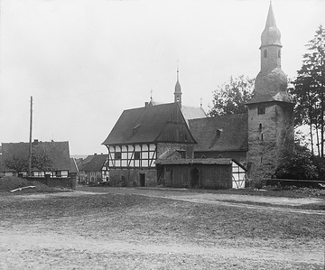 Kirche und Fachwerkspeicher im Dorfkern von Günne
