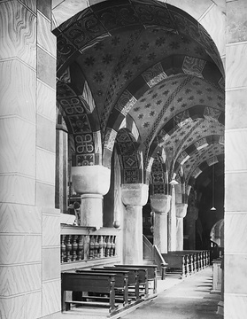 Säulenflucht mit ornamentierten Deckengewölben in der St. Saturnina-Kirche (Neuenheerse)