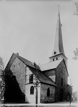 Ev. Pfarrkirche St. Dionysius in Kirchderne, romanische Hallenkirche, 1189 erstmals erwähnt