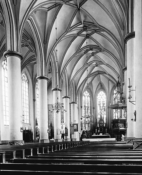 Pfarrkirche St. Martin: Mittelschiff mit mächtigem Netzgewölbe