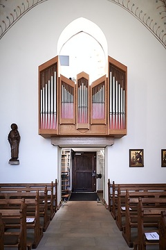 Orgel der denkmalgeschützten St.-Antonius-Kapelle. Eine römisch-katholische Autobahnkapelle in Tungerloh, einem Ortsteil der Stadt Gescher im Kreis Borken. Sie ist das älteste Bauwerk der Stadt – der älteste Gebäudeteil, der Chor, stammt bereits aus dem Jahr 1433. Seit 1998 dient das Gotteshaus auch als Autobahnkapelle.