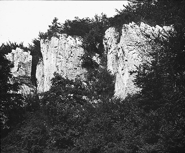 Der Bilstein: 35 m hoher Kalksteinfelsen mit Tropfsteinhöhle