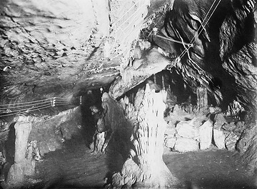 "Riesensäule" und "Gletscher": Tropfsteingebilde in der Heinrichshöhle bei Sundwig