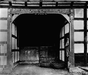 Verziertes Eingangtor eines Bauernhauses von 1837 in Südhemmern