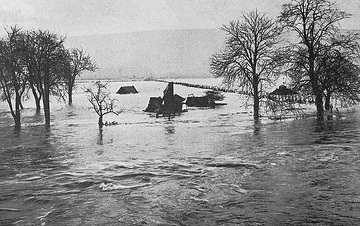 Hochwasserkatastrophe 1909: überschwemmte Häuser im Ruhrtal