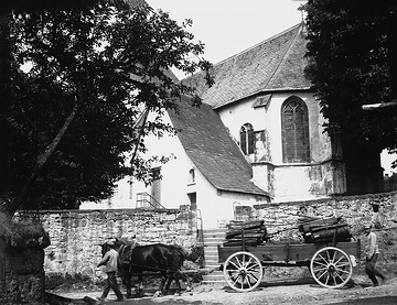 Pferdefuhrwerk vor der St. Vitus-Kirche in Hegensdorf