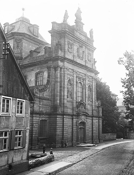 Reichgegliederte Barockfassade der Maria Immaculata-Kirche (ehem. Jesuitenkirche, erbaut 1754-70)