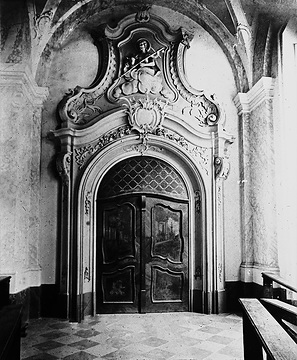 Seitenportal mit barocker Stuckplastik in der Maria Immaculata-Kirche (ehemalige Jesuitenkirche)