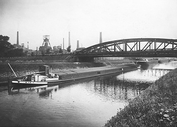 Schleppverband auf den Rhein-Herne-Kanal, im Hintergrund: Zeche Prosper