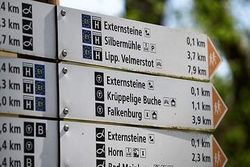 Externsteine bei Horn-Bad Meinberg; markante Sandstein-Felsformation im Teutoburger Wald am östlichen Rand von Westfalen, zählen zu den bekanntesten Natur- und Kulturdenkmälern Deutschlands. Informationstafel bei den Externsteinen.