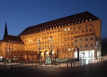 Bochum: Rathaus, Willy-Brandt-Platz bei Nacht