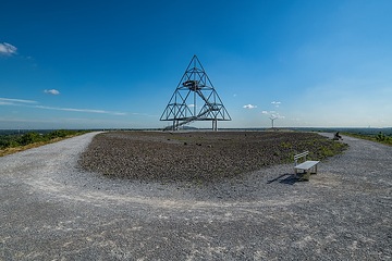 Bottrop-Batenbrock: 60 Meter hoher Tetraeder mit Aussichtsplattform auf der Halde Prosper, Teil der "Route der Industriekultur"