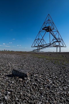 Bottrop-Batenbrock: 60 Meter hoher Tetraeder mit Aussichtsplattform auf der Halde Prosper, Teil der "Route der Industriekultur"