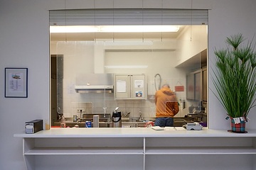 Haus der Wohnungslosenhilfe (HdW); Blick vom Pausenraum in die Küche des HdW. In der Einrichtung finden obdachlose Männer aus Münster ganztägig Unterkunft und niedrigschwellige Hilfsangebote.
