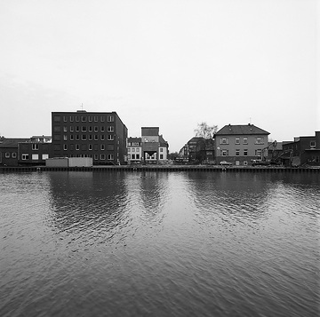 Hafenviertel: Werksgebäude und Hafenmeisterei (rechts im Bild) vor dem Abriss im Zuge der Hafensanierung ab 1996