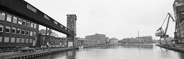 Hafenviertel: Getreideförderanlage (links im Bild) am Stadthafen I, abgerissen im Zuge der Hafensanierung ab 1996