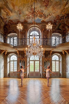 Ballettreisen durch Raum und Zeit: Zwei Balletttänzerinnen im Festsaal des Erbdrostenhofes