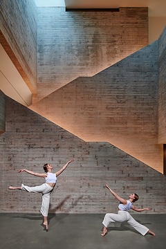Ballettreisen durch Raum und Zeit: Zwei Balletttänzerinnen im "kult“, das Kulturhistorische Zentrum Westmünsterland in Vreden