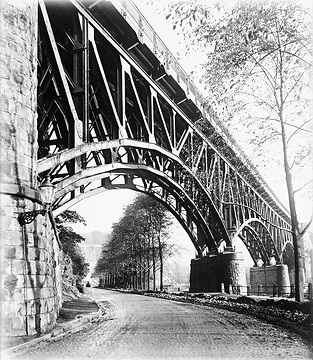Fachwerkbogenbrücke mit Eisenbahntrasse an der Wetterstraße
