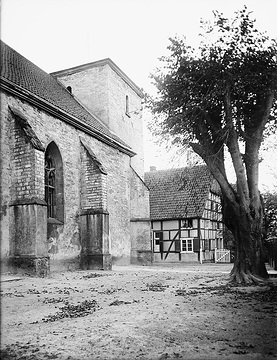 Teilansicht der St. Pankratius-Kirche in Vellern