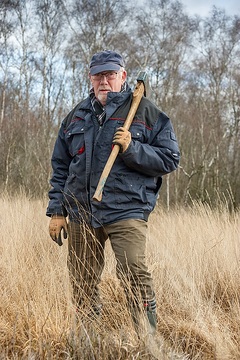 Emsdettener Venn: Porträt eines Klimaretters – „Vennfuchs“ Johannes Schilling mit dem typischen Rodewerkzeug, der Axt.